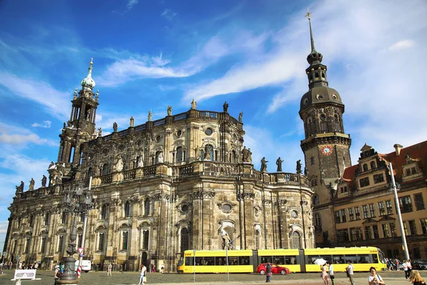 Dresden, ALEMANHA - 13 de AGOSTO de 2016: Os turistas caminham no Teatro — Fotografia de Stock