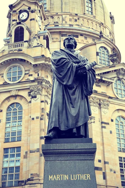 Frauenkirche (igreja de Nossa Senhora) e estátua Martin Luther no c — Fotografia de Stock
