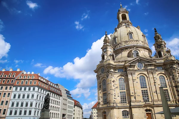 Plaza Neumarkt en Frauenkirche (Iglesia de Nuestra Señora) en el centro — Foto de Stock