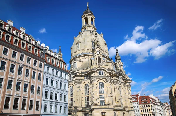 Altmarkt téren a Frauenkirche (Lady gyülekezetünk) a központ — Stock Fotó