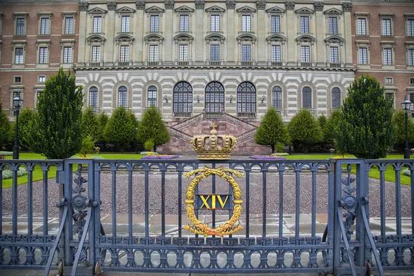 De omheining van het Koninklijk Paleis met kroon in Stockholm, Zweden — Stockfoto
