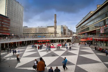 Stockholm, İsveç - 19 Ağustos 2016: Yaya yürüyüş Sergels üzerinde 