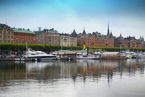 Stockholm, schweden - 20. august 2016: viele menschen spazieren und besuchen — Stockfoto
