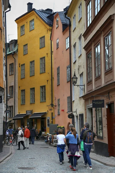 斯德哥尔摩，瑞典-2016 年 8 月 19 日︰ 狭窄的街道和 c 视图 — 图库照片