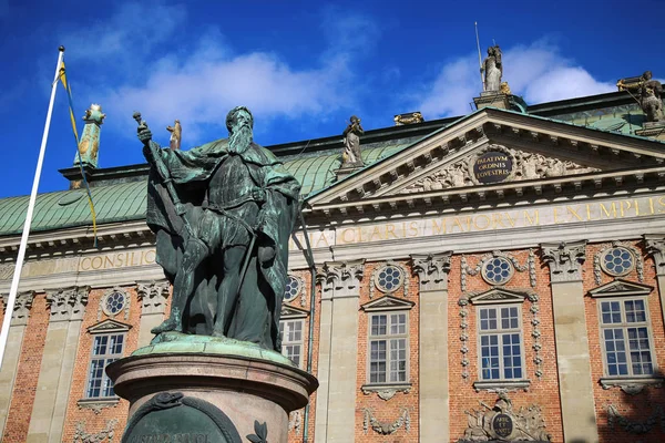Статуя Густаво Эрики перед Риддархусетом в Стокгольме — стоковое фото