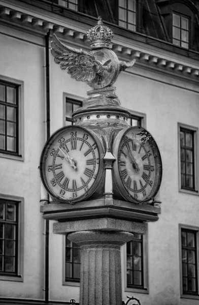 Klocka Central Plan, Orologio con corona accanto al treno centrale — Foto Stock