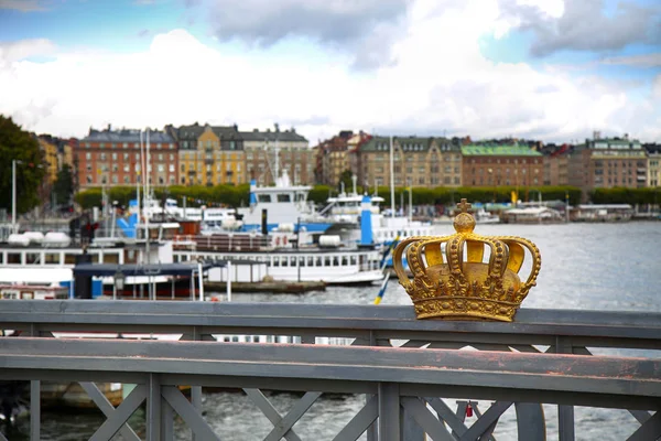 Skeppsholmsbron (Skeppsholm silta) Golden Crown sillalla — kuvapankkivalokuva