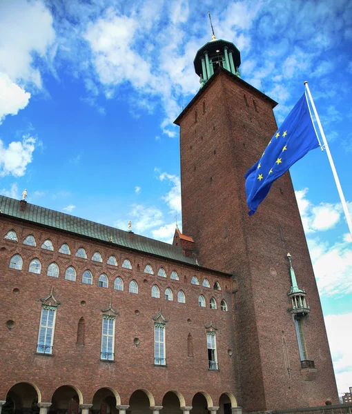 Стокгольмская ратуша (Stockholms stadshus) с флагом ЕС на складе — стоковое фото
