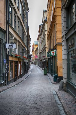 Stockholm, İsveç - 20 Ağustos 2016: Görünümü c ve dar sokak