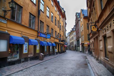 Stockholm, İsveç - 20 Ağustos 2016: Görünümü c ve dar sokak