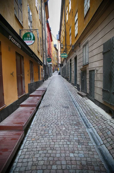 斯德哥尔摩，瑞典-2016 年 8 月 20 日︰ 狭窄的街道和 c 视图 — 图库照片