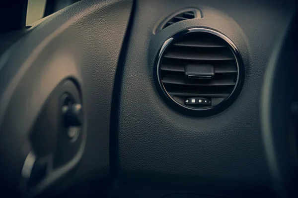 Detalhes de ar condicionado no carro moderno — Fotografia de Stock