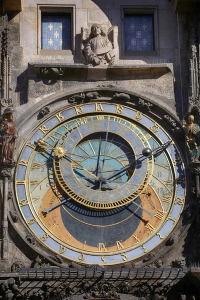 Astronomische klok Orloj op oude stadsplein in Praag, Tsjechië — Stockfoto