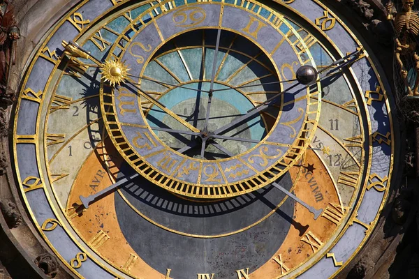 Horloge astronomique Orloj à la Place de la Vieille Ville à Prague, République tchèque — Photo