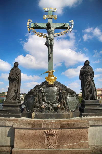 Statue des hl. Kreuzes mit Kalvarienberg auf der Karlsbrücke (ka — Stockfoto