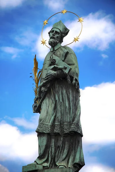 Standbeeld van Johannes van Nepomuk op de Karelsbrug (Karluv Most — Stockfoto