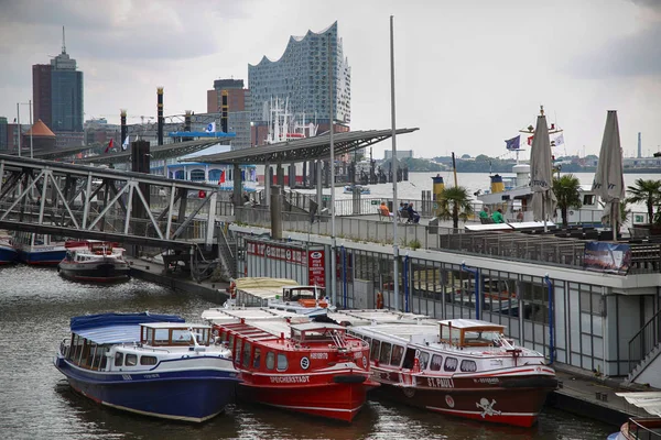 Hamburg, Almanya - 22 Ağustos 2016: Tekneler ve insanlar bağlantı noktasında — Stok fotoğraf