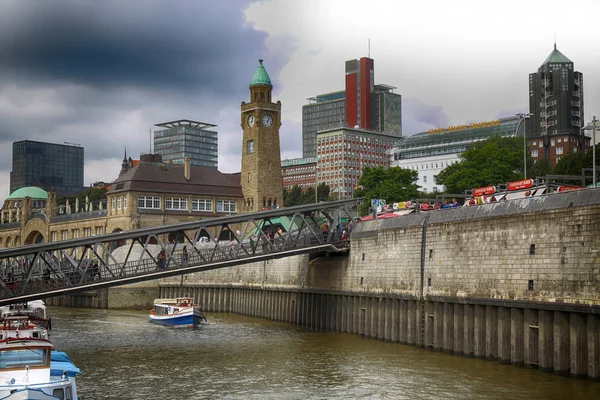 Hamburg, Almanya - 22 Ağustos 2016: Tekneler ve insanlar bağlantı noktasında — Stok fotoğraf