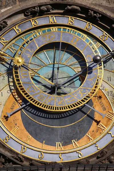 Astronomische klok Orloj op oude stadsplein in Praag, Tsjechië — Stockfoto