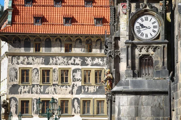 L'ancien hôtel de ville de Prague et l'horloge astronomique Orloj à Old Tow — Photo