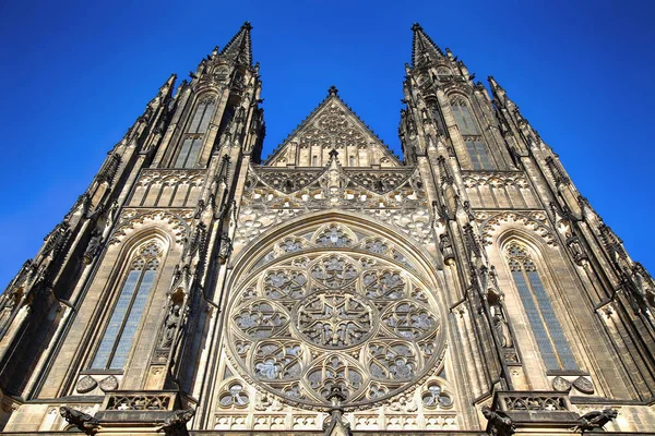 Καθεδρικός Ναός Αγίου Βίτου στο κάστρο της Πράγας στην Πράγα, Δημοκρατία της Τσεχίας — Φωτογραφία Αρχείου