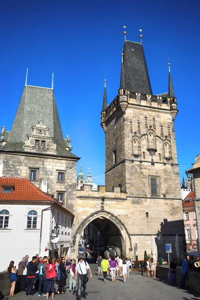 PRAGUE, RÉPUBLIQUE TCHÈQUE - 23 AOÛT 2016 : Les gens marchent et vont aux toilettes — Photo