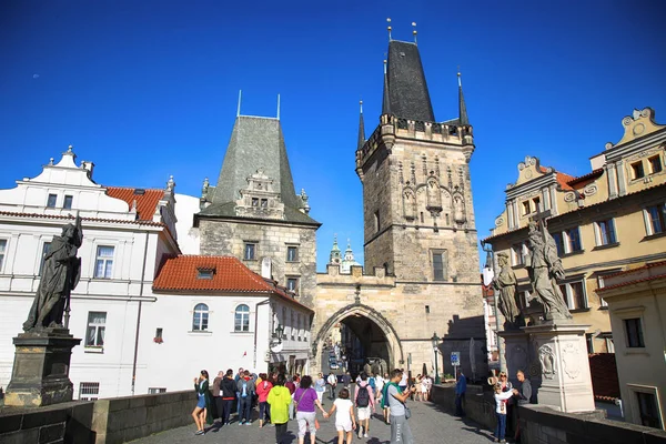 Prag, Tschechische Republik - 23. August 2016: Menschen zu Fuß und auf dem Klo — Stockfoto