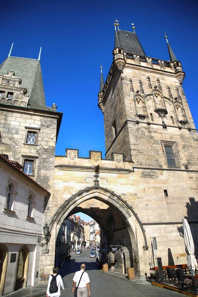 Prague, Tsjechië - 23 augustus 2016: Mensen wandelen en loo — Stockfoto