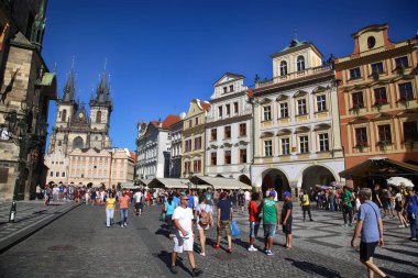 Prag, Çek Cumhuriyeti - 24 Ağustos 2016: insanlar yürüyüş ve tuvalet