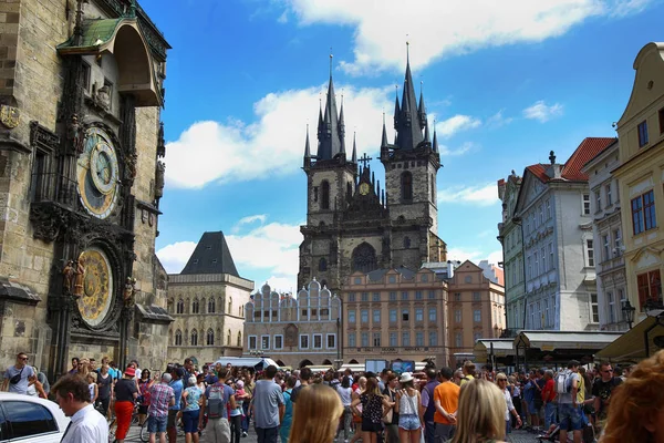 Prag, Çek Cumhuriyeti - 23 Ağustos 2016: insanlar yürüyüş ve tuvalet — Stok fotoğraf