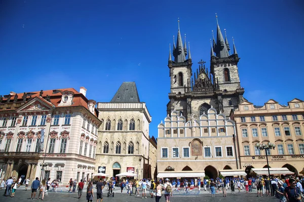 PRAGUE, RÉPUBLIQUE TCHÈQUE - 24 AOÛT 2016 : Les gens marchent et vont aux toilettes — Photo