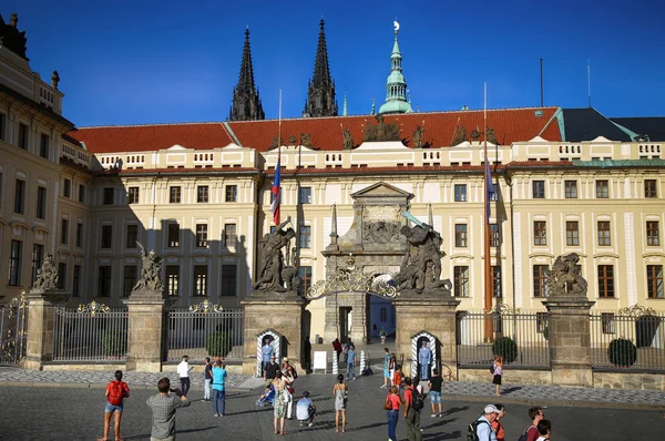 Prag, Çek Cumhuriyeti - 24 Ağustos 2016: insanlar yürüyüş ve tuvalet — Stok fotoğraf