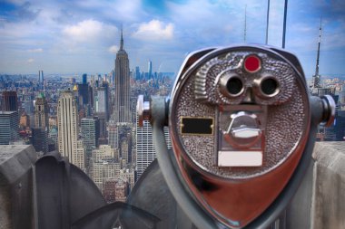 Empire State Binası ve Manhattan 'ın aşağısında New York' taki Rockefeller Center 'dan dürbün görüntüsü.
