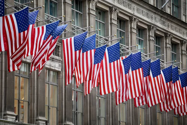 Bandiere Americane Edificio Classico Sulla Fifth Avenue Manhattan New Yor — Foto Stock
