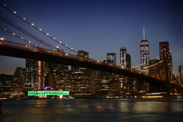 エンパイア フルトン フェリー パークから見たブルックリン橋とマンハッタン スカイラインの夜景 — ストック写真
