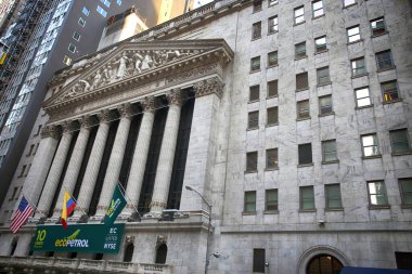 New York, ABD 24 Ağustos 2018 Wall Street, Manhattan 'daki New York Borsası. New York, ABD 'de piyasa sermayesi ile dünyanın en büyük borsası.