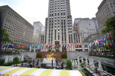 New York, ABD 23 Ağustos 2018 Altın Prometheus heykeli (antik Yunan tanrısı Prometheus) Manhattan, New York, ABD bayraklarıyla Rockefeller Center 'da.