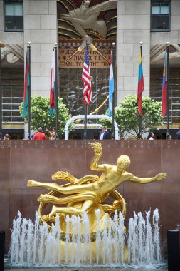 New York, ABD 23 Ağustos 2018 Altın Prometheus heykeli (antik Yunan tanrısı Prometheus) Manhattan, New York, ABD bayraklarıyla Rockefeller Center 'da.