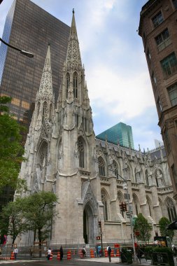 New York, ABD 23 Ağustos 2018 St. Patricks Katedrali Manhattan 'da Beşinci Cadde' de yer almaktadır. 1858 'de inşa edilen bu katedral New York, ABD' de Neo-Gotik tarzı bir katedral kilisesidir.