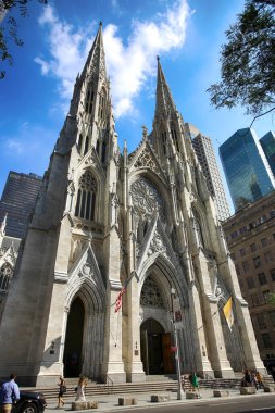 New York, ABD 6 Eylül 2018 St. Patricks Katedrali Manhattan 'da Beşinci Cadde' de yer almaktadır. 1858 'de inşa edilen bu katedral New York, ABD' de Neo-Gotik tarzı bir katedral kilisesidir.