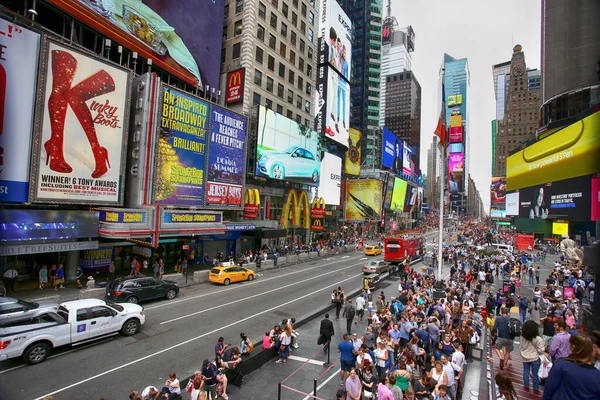 美国纽约州 2018年8月24日 许多人聚集在时代广场上 手持大量Led标志 是美国纽约州曼哈顿纽约市的一个标志 — 图库照片
