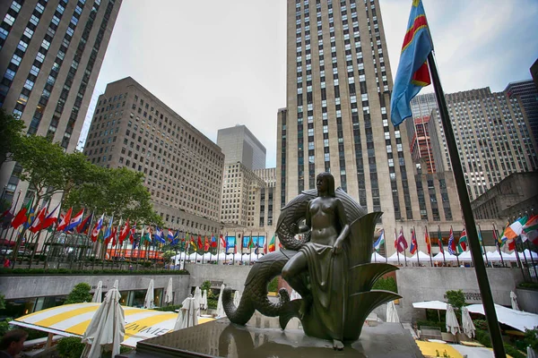 Nowy Jork Usa Sierpnia 2018 Rockefeller Center Maszty Flagowe Flagami — Zdjęcie stockowe