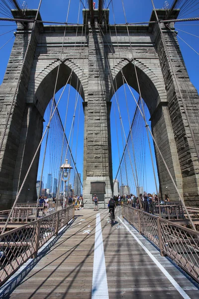 New York Usa August 2018 People Pedestrian Walkway Brooklyn Bridge — Stock Photo, Image