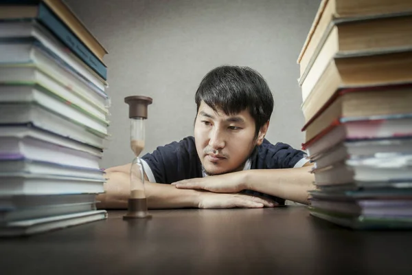 Der Student und die Zeit hinter den Lehrbüchern — Stockfoto