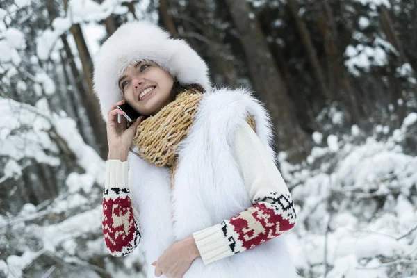 The girl in mittens with smartphone — Stock Photo, Image