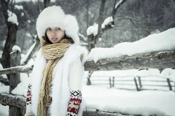 The girl in mittens — Stock Photo, Image
