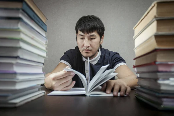 De student en de tijd achter schoolboeken — Stockfoto