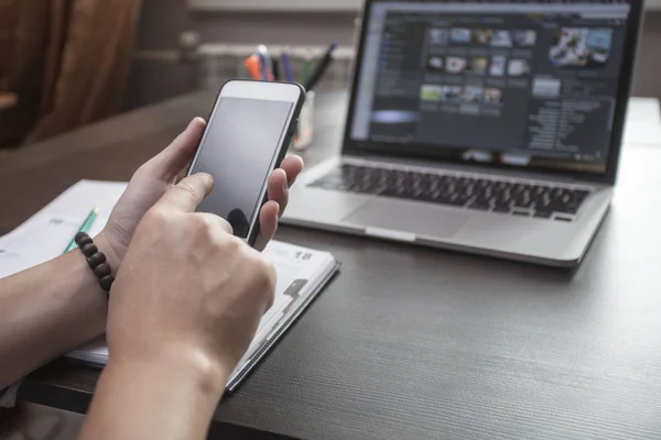 O freelancer no trabalho com telefone — Fotografia de Stock