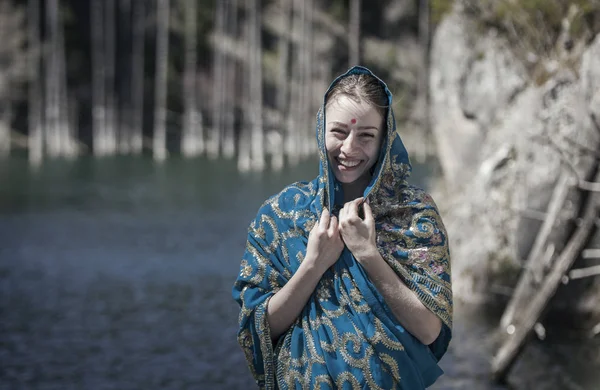 La fille rit et pose dans le sari indien — Photo