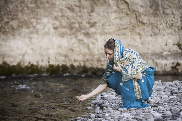 The Indian and a water drink from the river — Stock Photo, Image